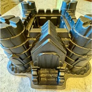 EUC Nordic Ware Castle Bundt Cake Pan 10 Cup Heavy Cast Aluminum Mold USA